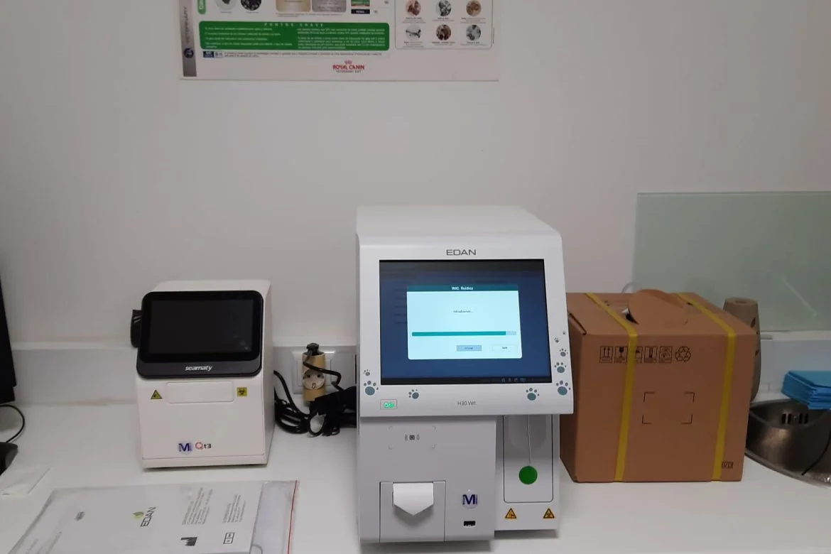 Instalação de Analisador Hematológico EDAN H30VET no Centro Médico Veterinário Quinta da Silvã